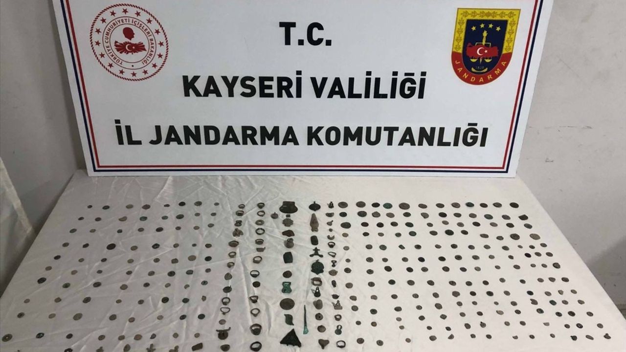 Kayseri'de Tarihi Eser Niteliğinde 328 Obje Ele Geçirildi