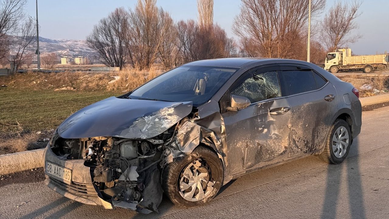 Kayseri'de Trafik Kazası: 4 Kişi Yaralı