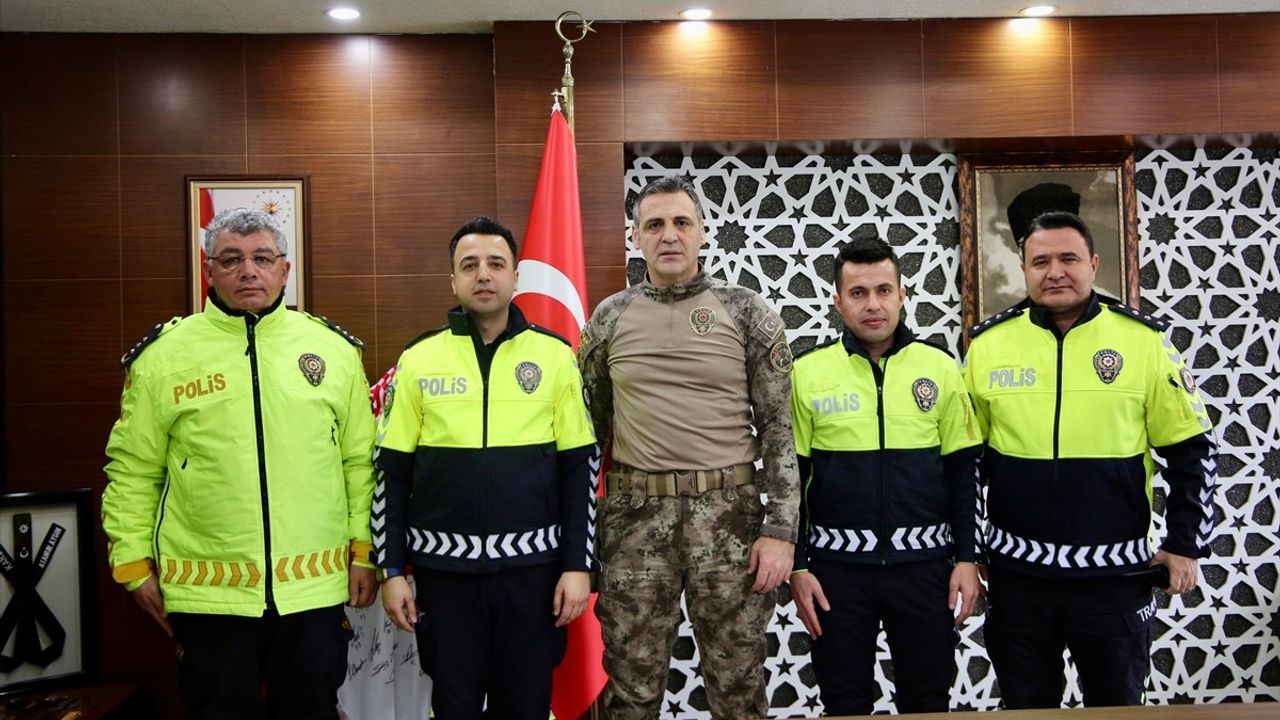 Kayseri'de Trafik Polisi Yol Kalan Sürücüye Yardım Etti