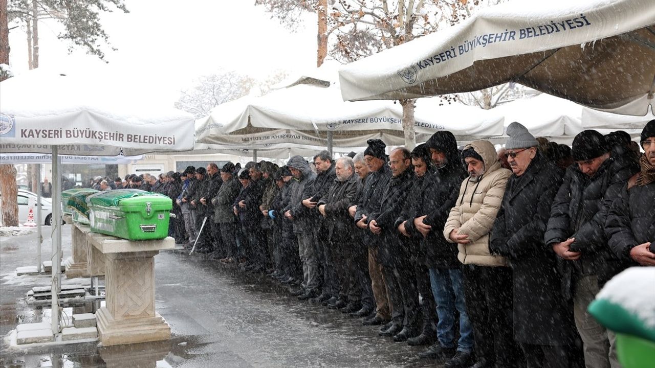 Kayseri'de Vefat Eden Kıbrıs Gazisi Seyit Şemsettinoğlu Son Yolculuğuna Uğurlandı