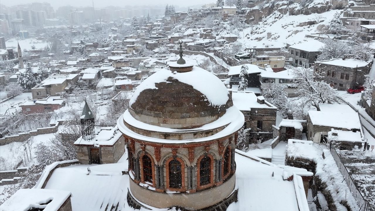 Kayseri'de Yoğun Kar Yağışı Etkisini Sürdürüyor