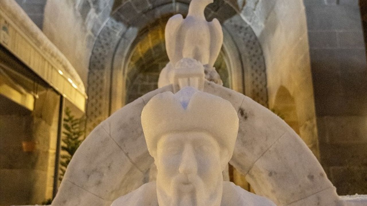 Kayserili Usta, Tarihi Medreseye Alaeddin Keykubad’ın Kardan Heykelini Yaptı