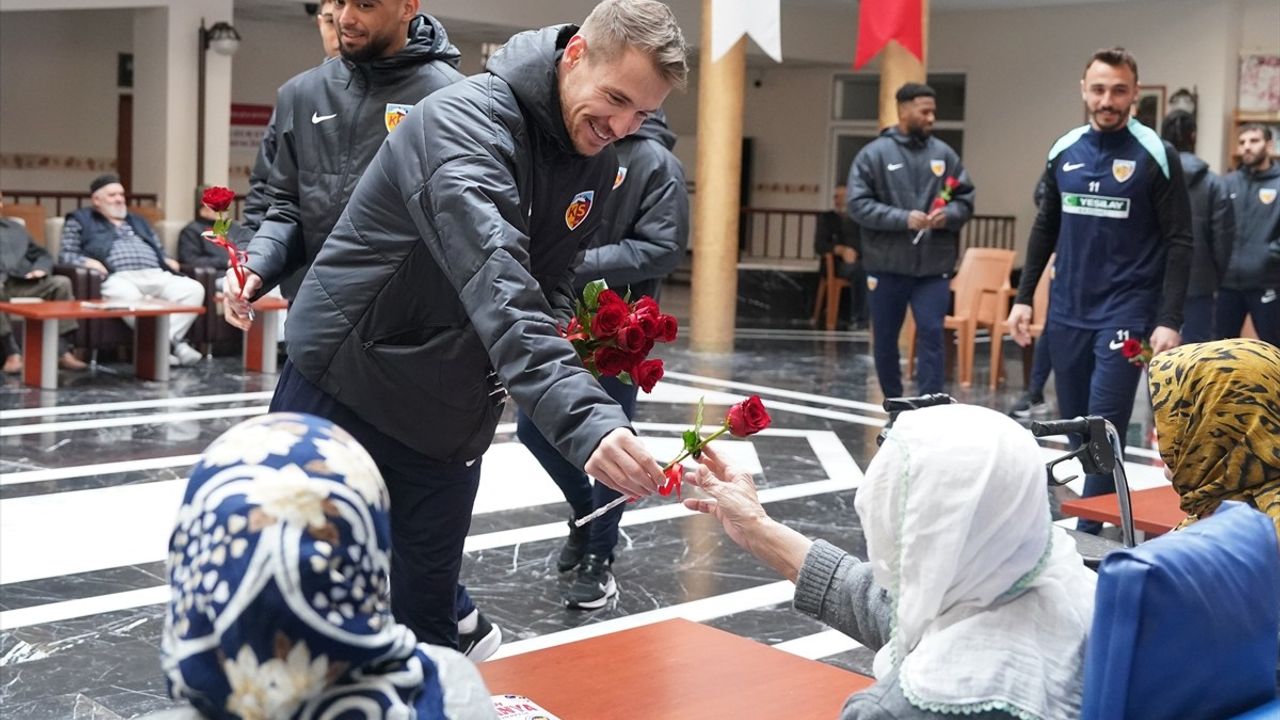 Kayserispor'dan Huzurevine Anlamlı Ziyaret