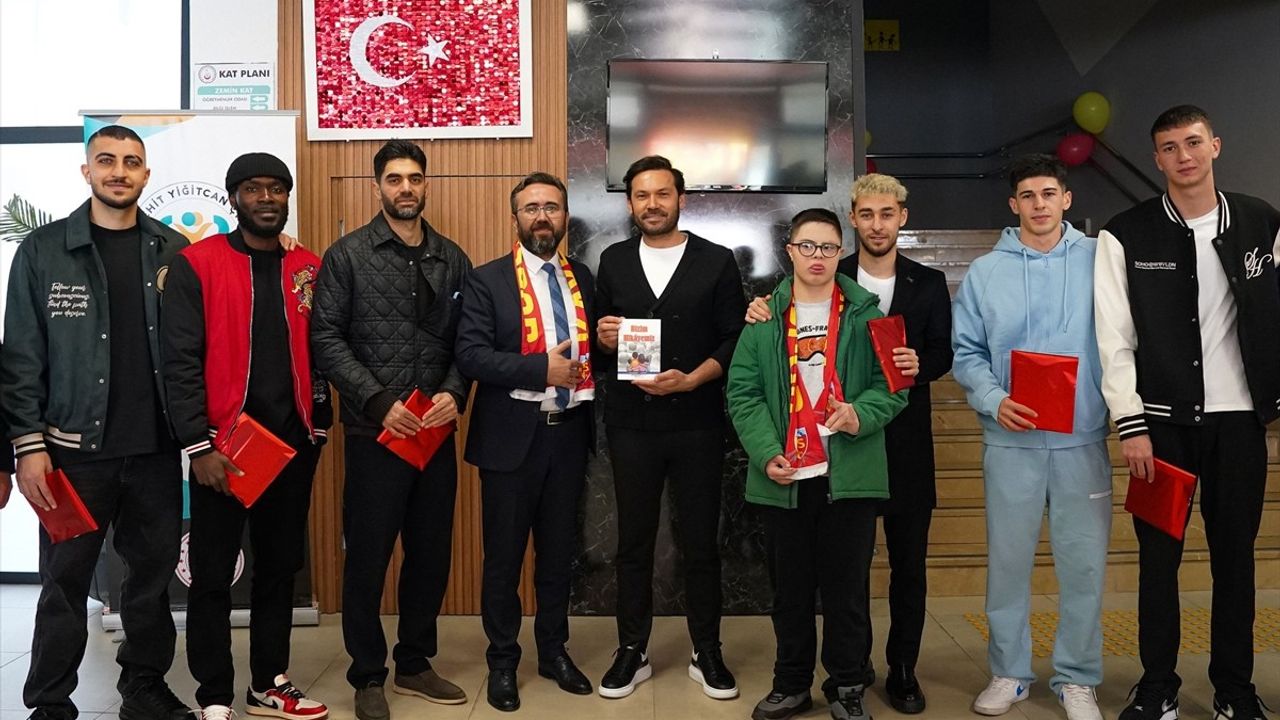 Kayserispor Teknik Heyeti ve Oyuncuları Özel Eğitim Okulunu Ziyaret Etti