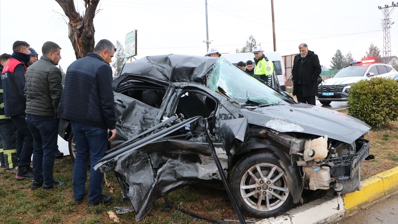 Kilis'te İşçi Servisi ile Otomobil Çarpıştı: 3 Yaralı