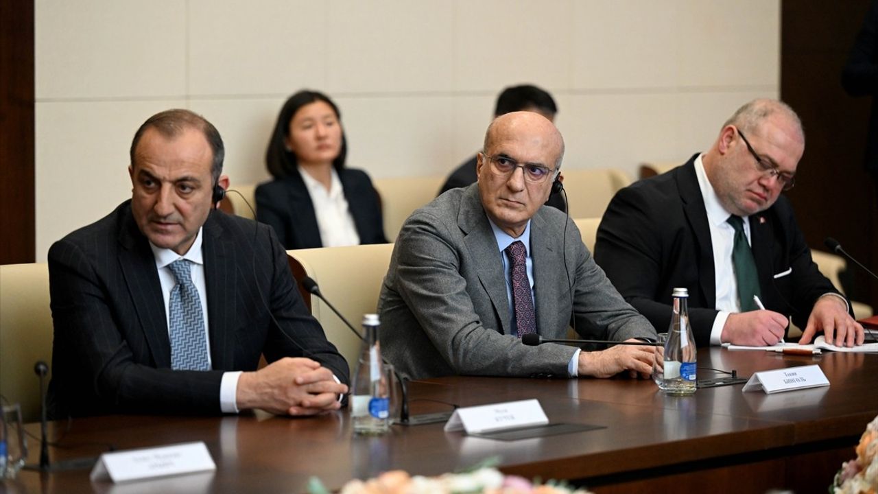 Kırgızistan Cumhurbaşkanı Caparov, Türkiye-Kırgızistan Parlamentolararası Dostluk Grubu'nu kabul etti