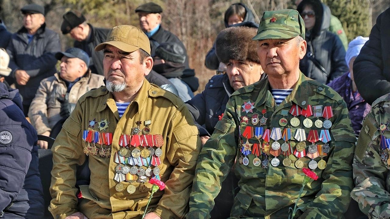 Kırgızistan, Sovyetlerin Afganistan'a Müdahalesinde Hayatını Kaybeden Askerleri Anıttı