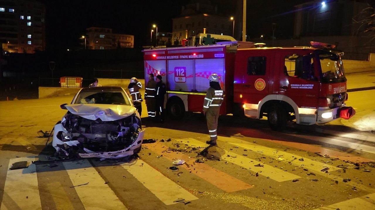 Kırıkkale'de İki Otomobilin Çarpışması Sonucu 3 Kişi Yaralandı