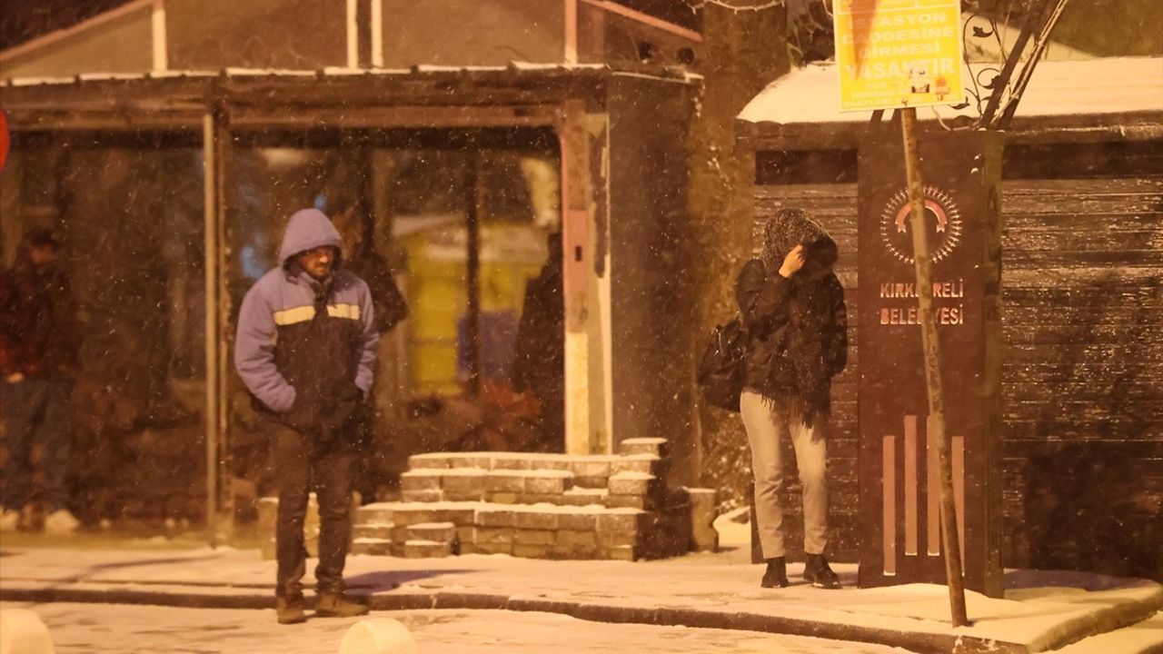 Kırklareli'nde Etkili Kar Yağışı Kenti Beyaza Bürüdü