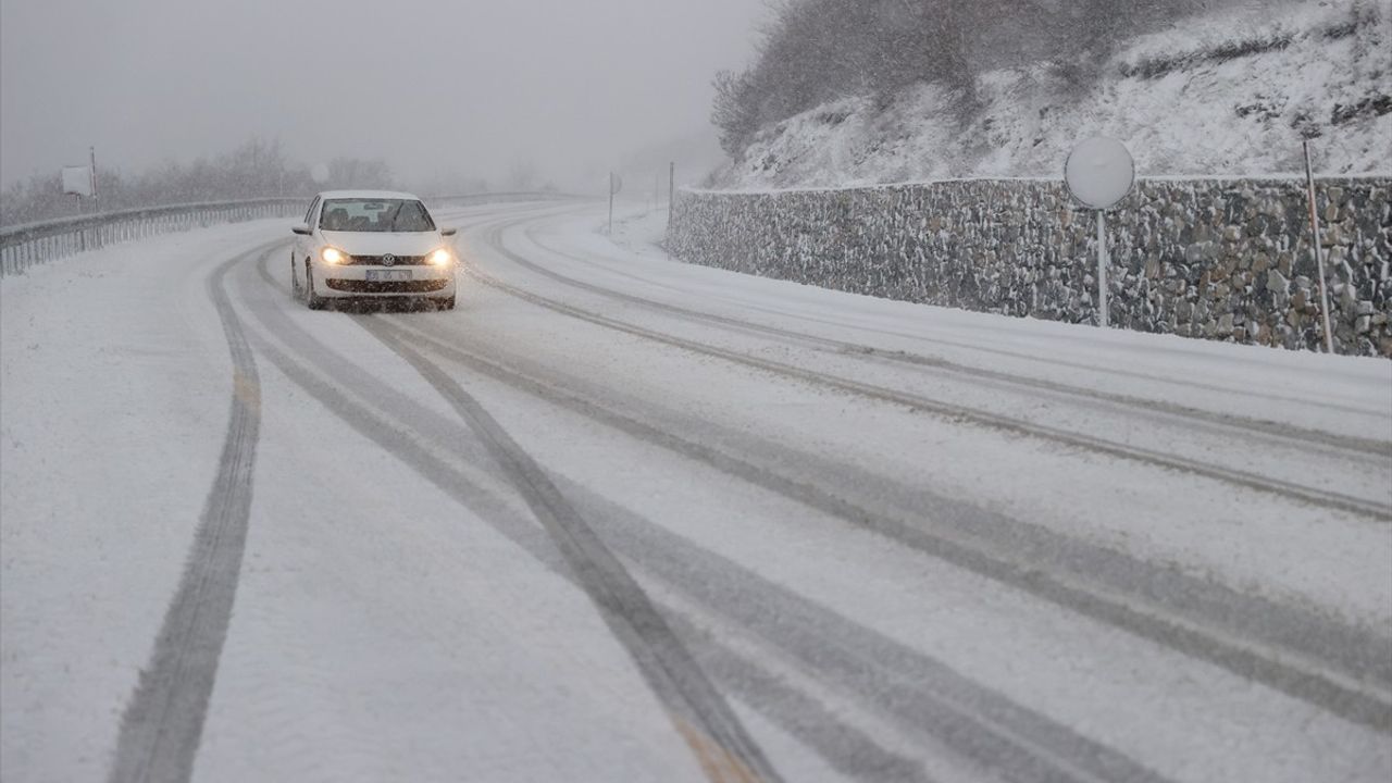Kırklareli'nin Yüksek Kesimlerinde Kar Yağışı Etkili Oluyor