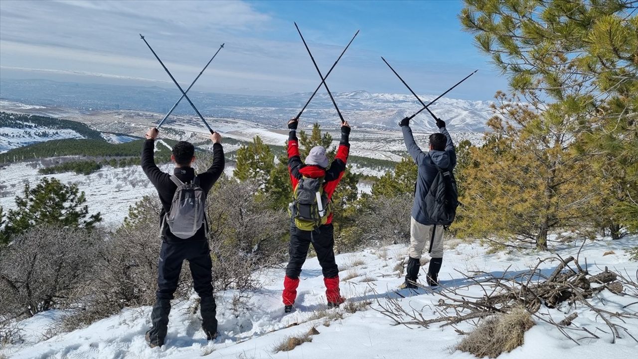 Kırşehirli Dağcılar, Kındam Dağı'na Tırmanarak Türk Bayrağı Açtı