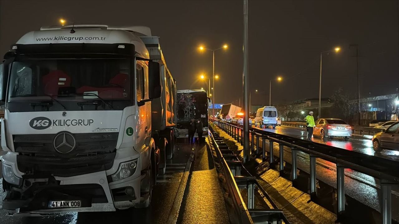 Kocaeli'de İki Trafik Kazasında Üç Yaralı