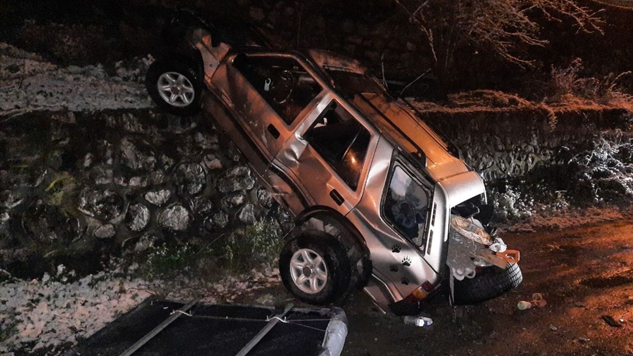 Kocaeli Gölcük'te Uçuruma Düşen Cipin Sürücüsü Yaralandı