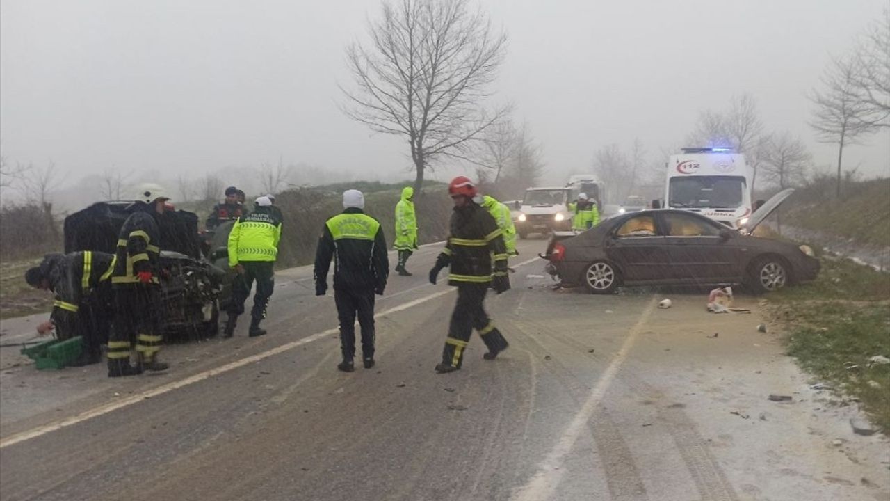 Kocaeli Kandıra'da İki Otomobilin Çarpışması: 7 Yaralı