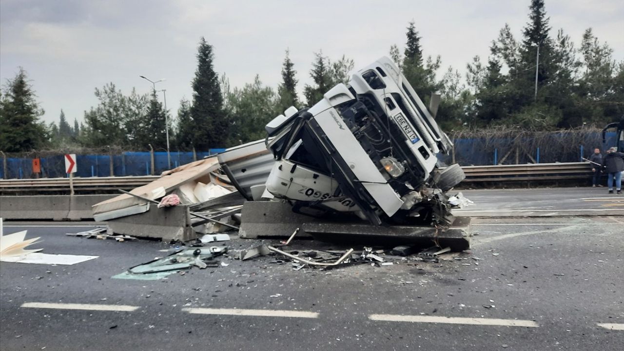 Kocaeli'nde Tır Devrildi: Sürücü Yaralandı