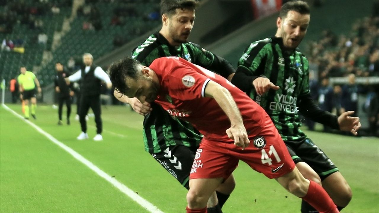 Kocaelispor, Ahlatcı Çorum FK'yı 2-0 Mağlup Etti: Teknik Direktörlerden Değerlendirmeler