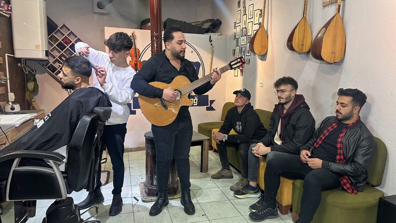 Konservatuvar Öğrencisi Berber, Canlı Müzik ile Tıraş Hizmeti Sunuyor