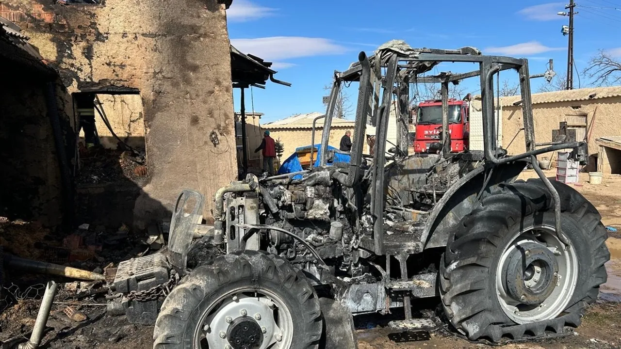 Konya'da Yangın: Müstakil Ev ve Traktör Zarar Gördü