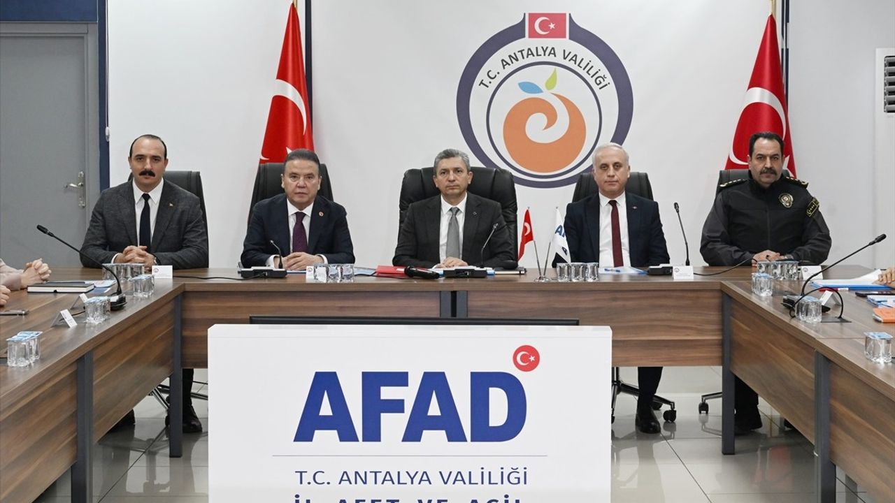 Konyaaltı Sahili'ndeki Kaçak Yapılar Kaldırılacak