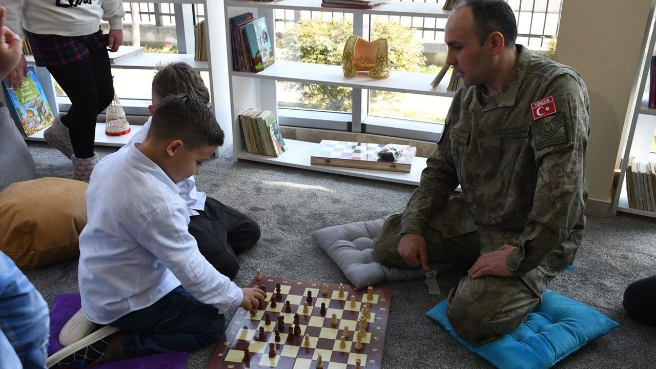 Kosova'da İlkokul Öğrencileri İçin Kütüphane Kuruldu