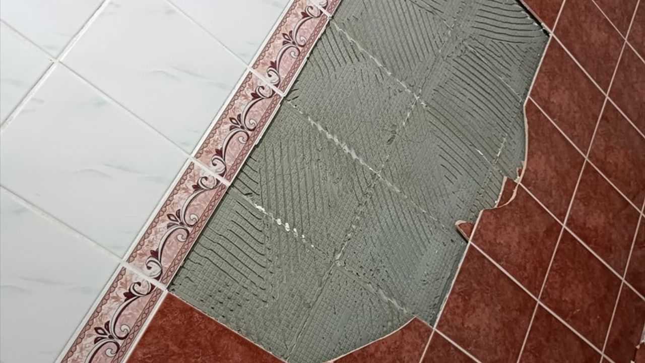 Küçükçekmece'de 7 Katlı Bina Çatlaklar Nedeniyle Tahliye Edildi