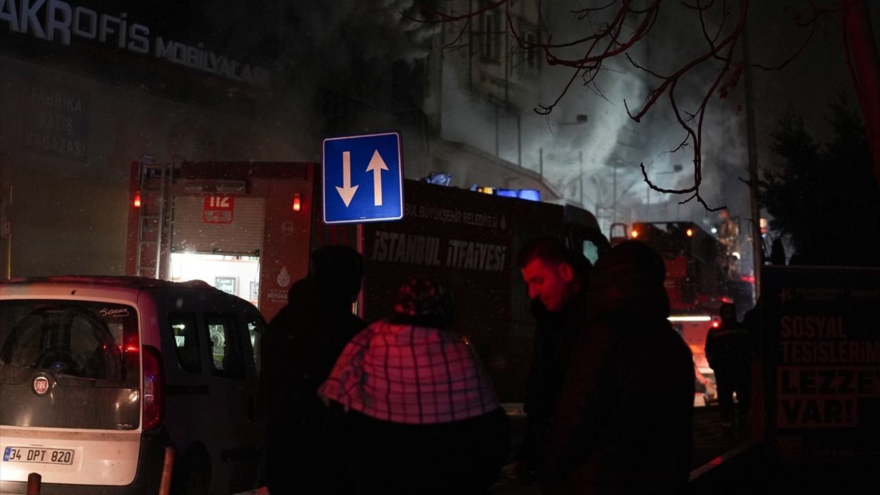 Küçükçekmece'de Mobilya Deposunda Yangın Çıktı