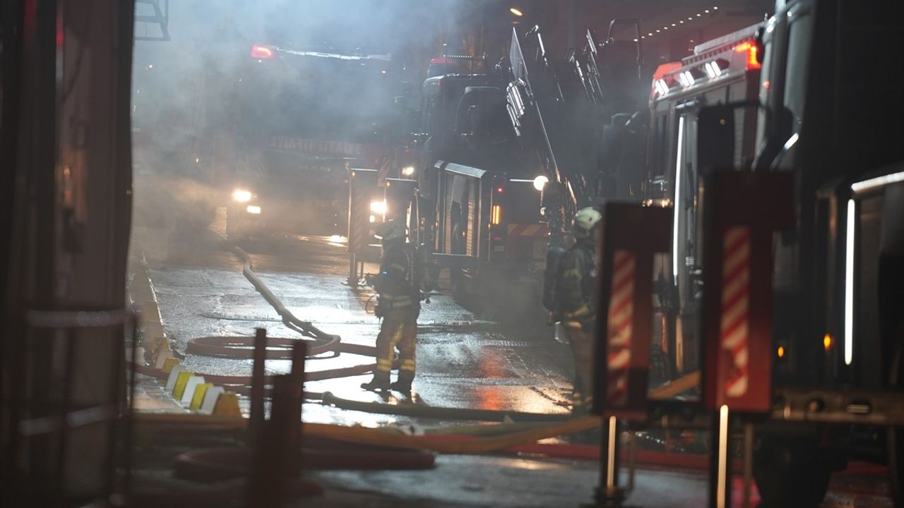 Küçükçekmece'de Mobilya Deposunda Yangın Kontrol Altına Alındı