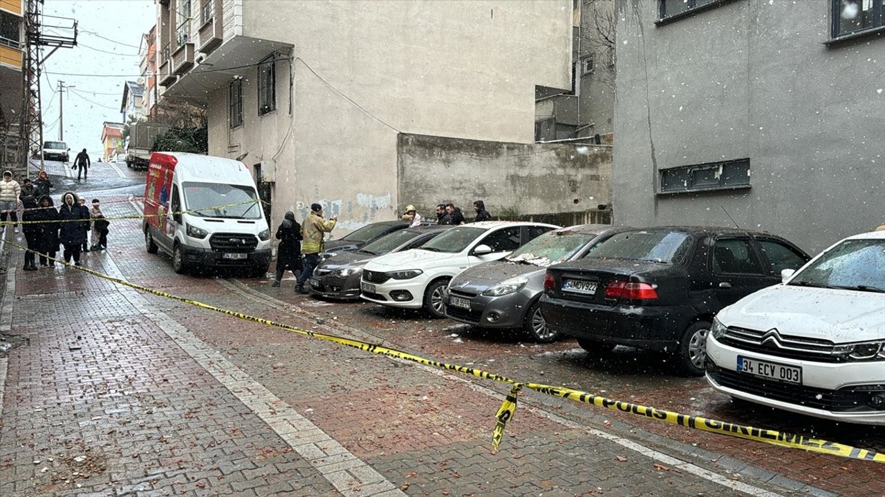 Küçükçekmece'de Yıldırım Düşen Binanın Çatısından Kopan Parçalar Yaralanmalara ve Hasara Neden Oldu