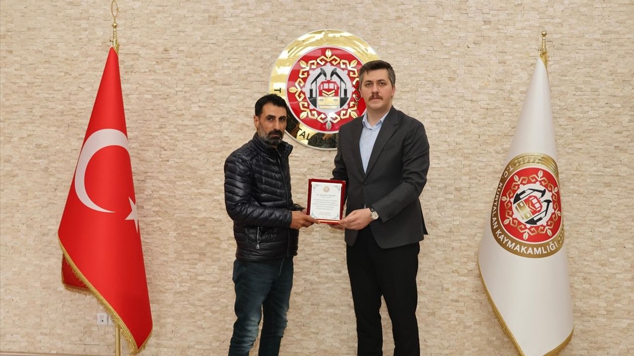 Kurtalan'daki Yangında Mahsur Kalanları Tahliye Eden Firmalara Plaket Verildi