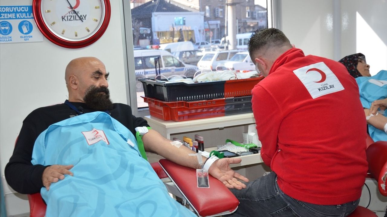 Kütahya'da 100. Kan Bağışını Gerçekleştiren Doktor, Kan Bağışının Önemi Üzerine Düşüncelerini Paylaştı