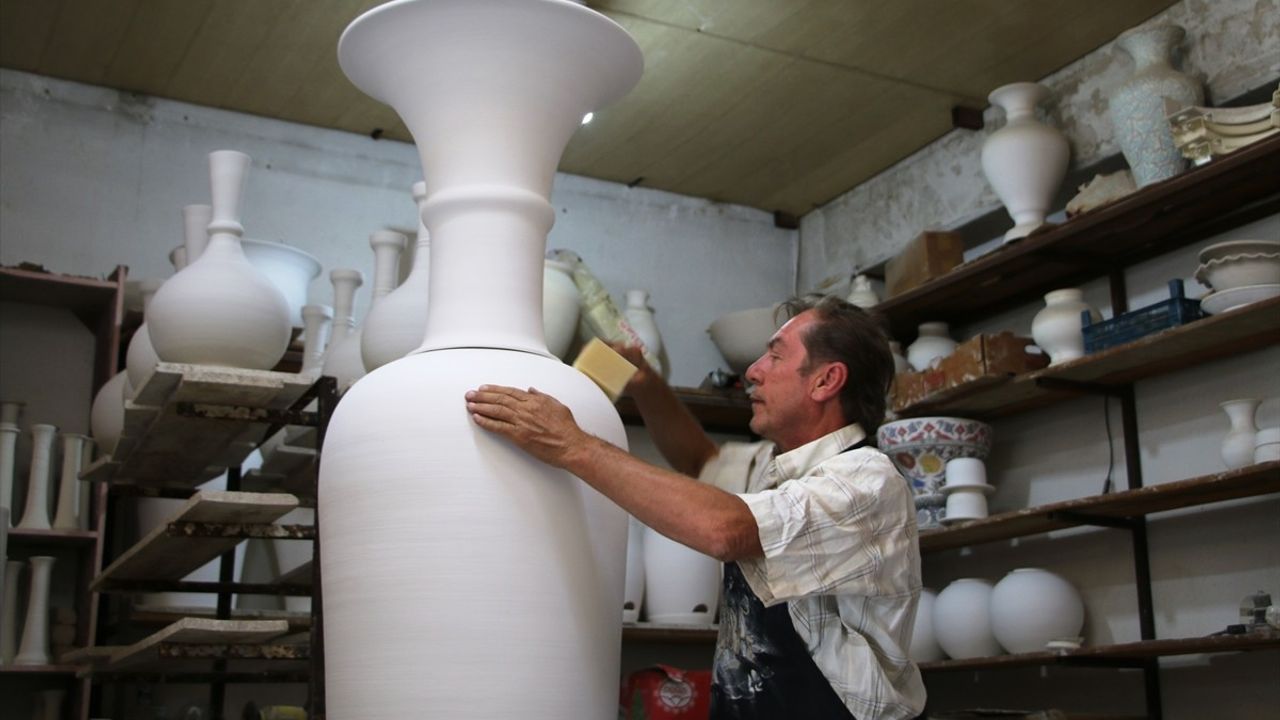 Kütahya'da 2 Metreyi Aşan Çini Vazo Üretildi