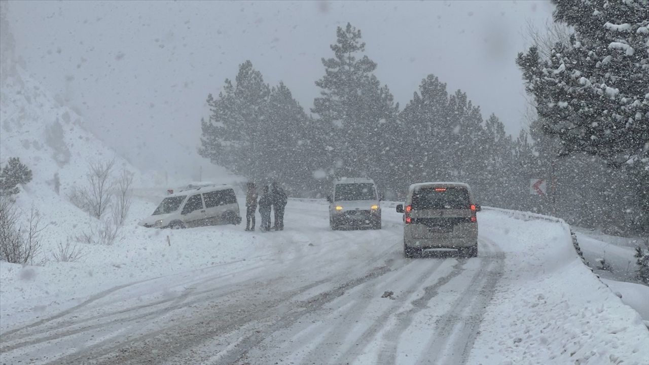 Kütahya'da Kar Yağışı Ulaşımı Olumsuz Etkiledi