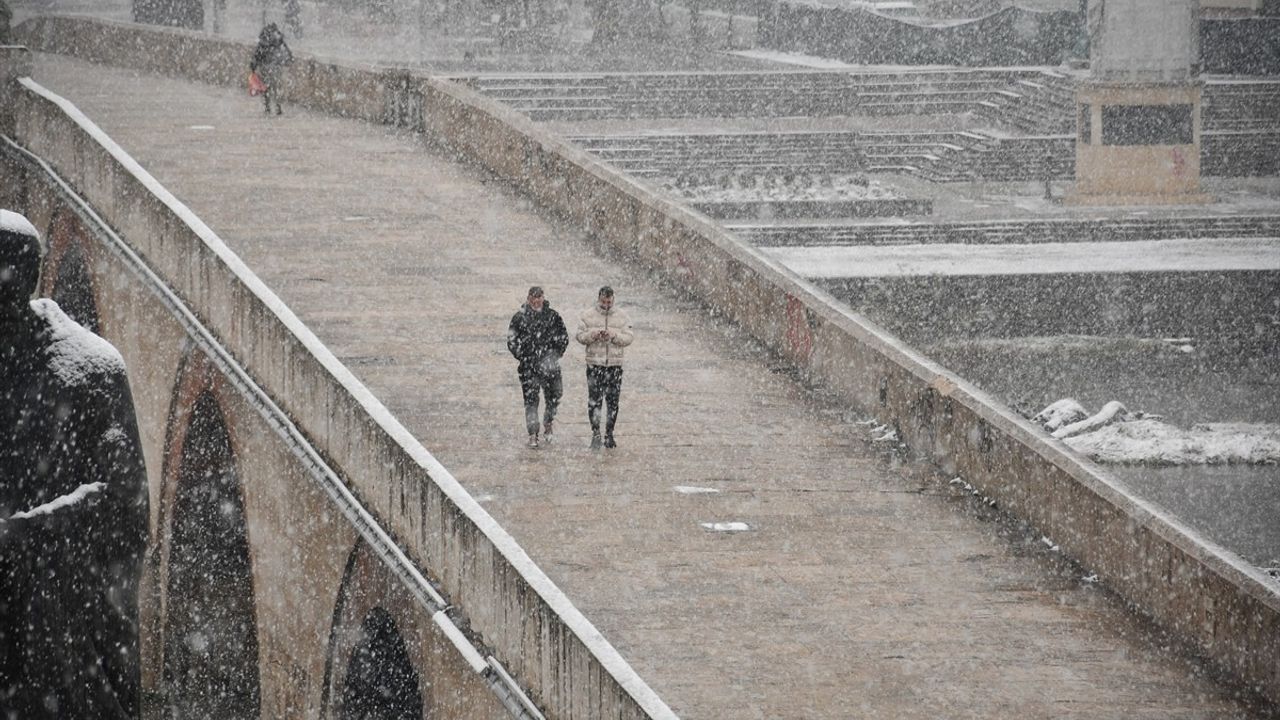 Kuzey Makedonya'nın Başkenti Üsküp'te Etkili Kar Yağışı