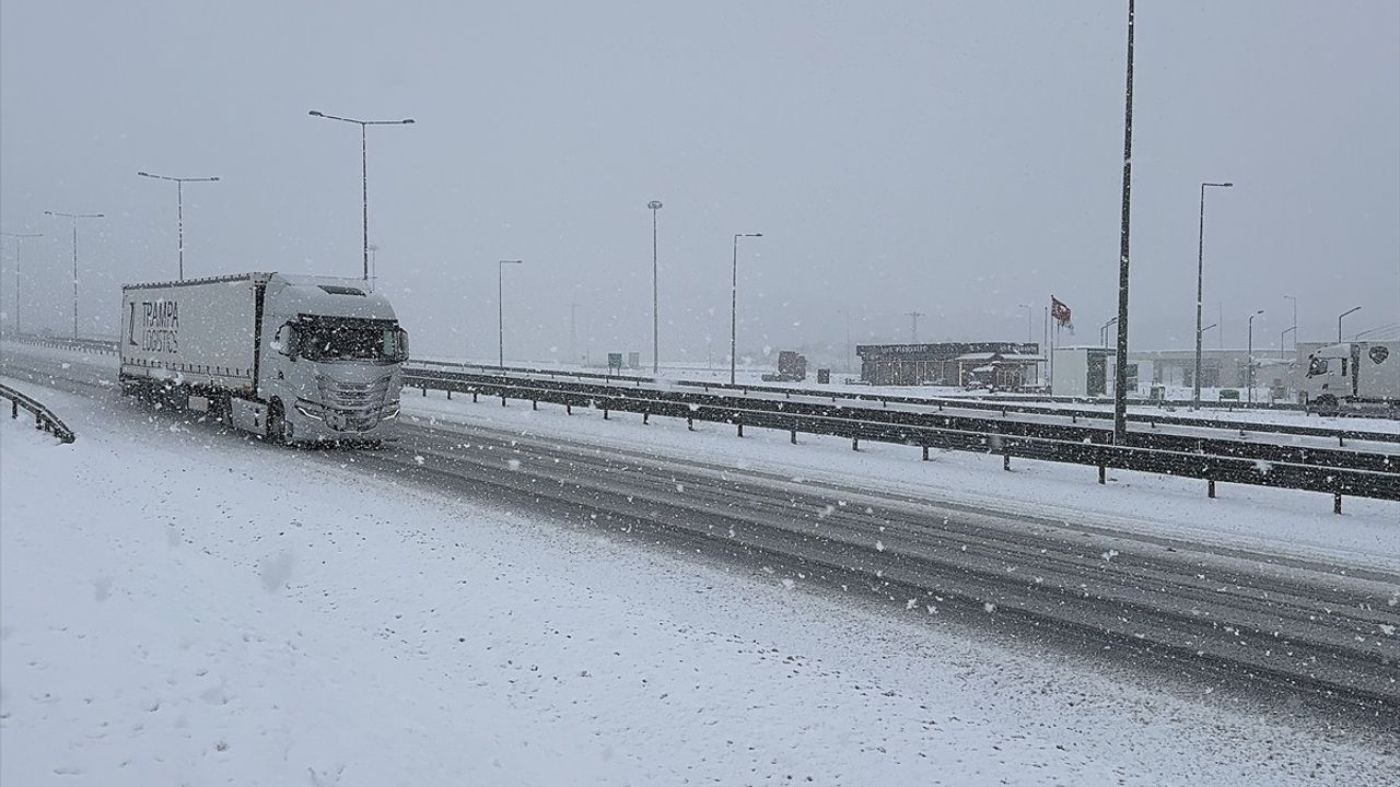 Kuzey Marmara Otoyolu'nda Kar Yağışı Etkili, Ulaşımda Aksamalar Yok