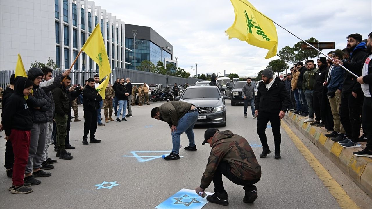 Lübnan'da Hizbullah Destekçilerinden ABD'li Yetkili Ortagus'a Protesto