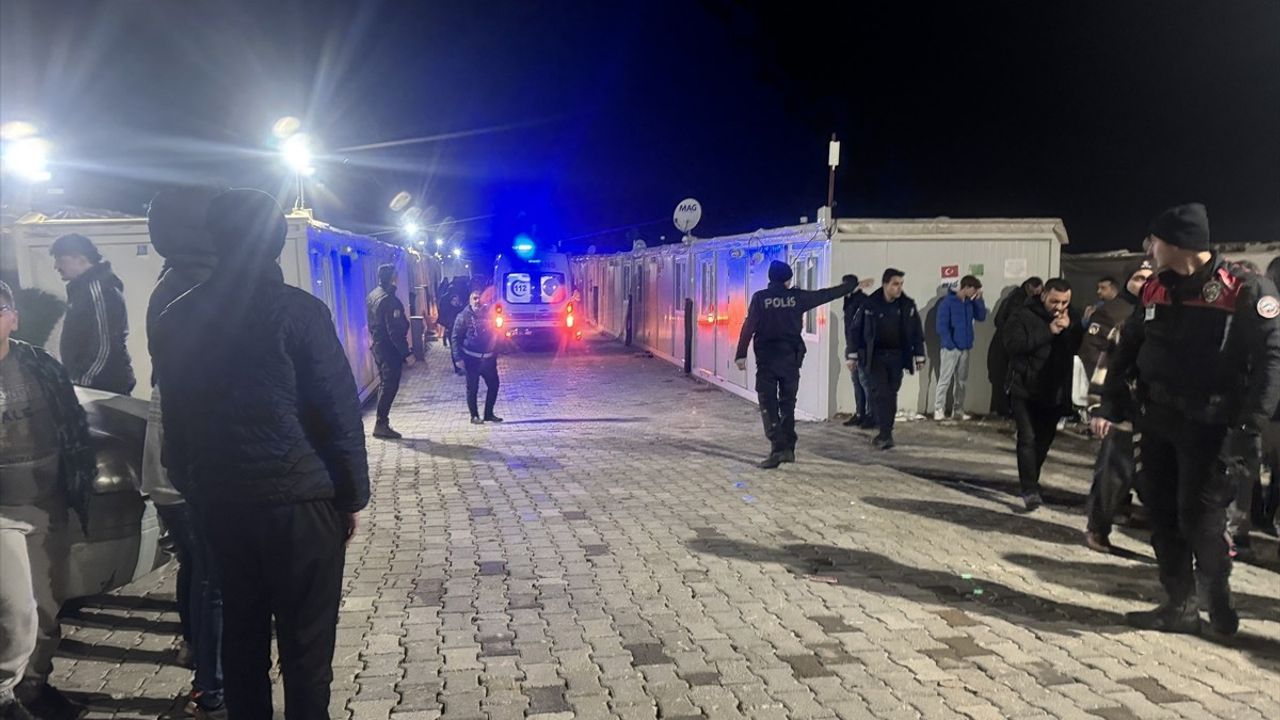 Malatya'da Hırsızlık Zanlısı Polis Ekiplerine Bıçakla Saldırdı