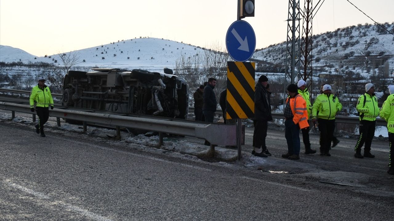 Malatya'da Yolcu Minibüsü Devrildi: 8 Yaralı