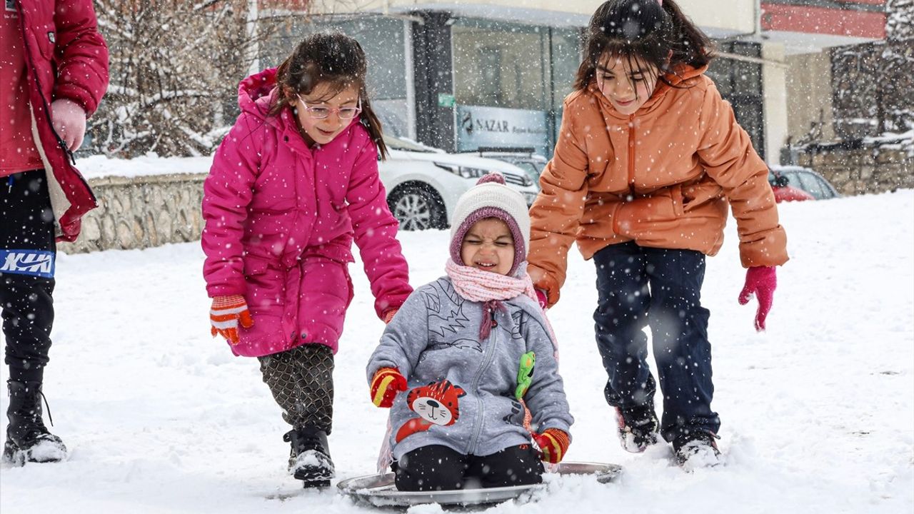 Malatya'nın Darende ilçesinde kar yağışı çocukları sevindirdi