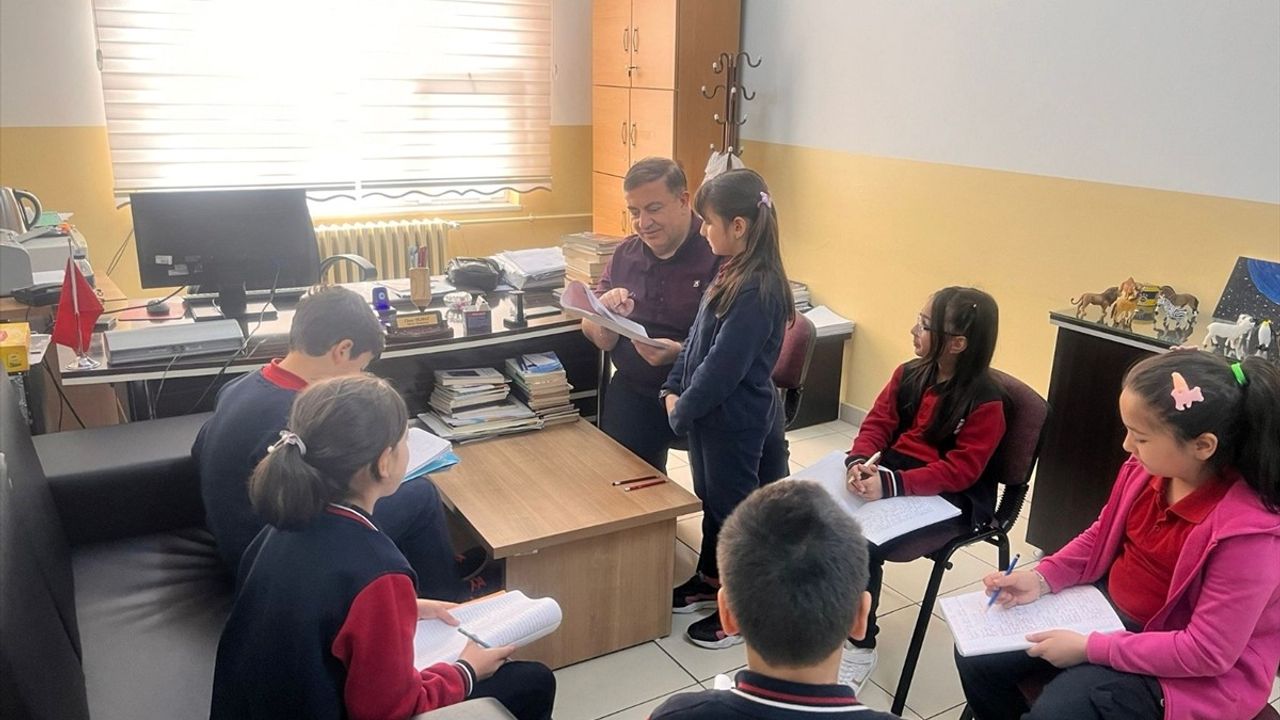 Mamak'taki Öğrenciler, 'Nilüfer'in Portakal Çocukları' Hikaye Kitabını Yayınladı