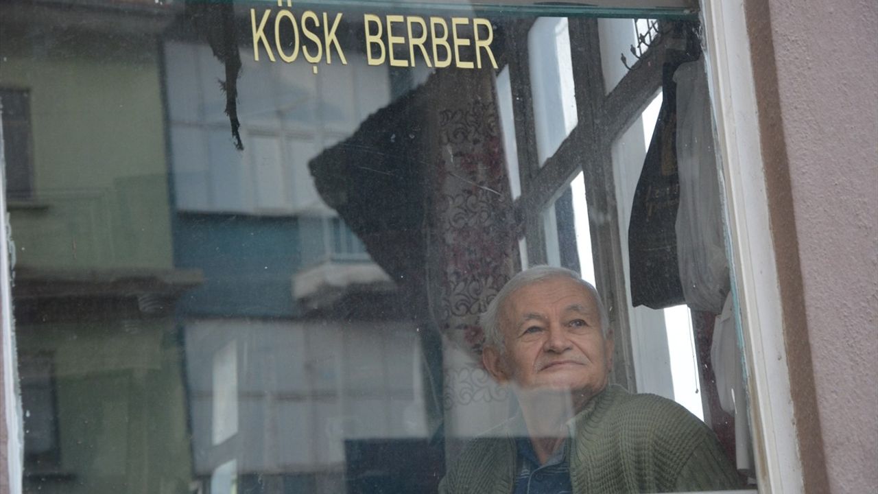 Manisa'da 69 Yaşındaki Berber, 57 Yıldır Severek Çalışıyor