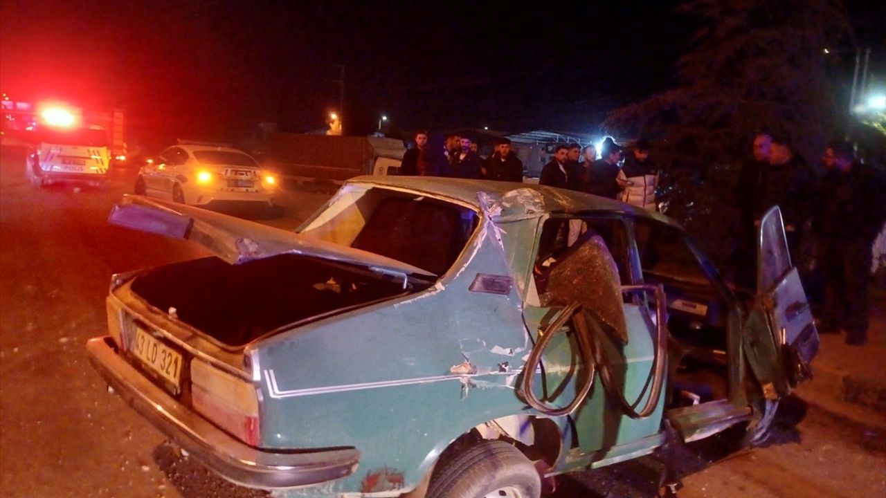 Manisa'da İki Otomobilin Çarpışması Sonucu 5 Kişi Yaralandı