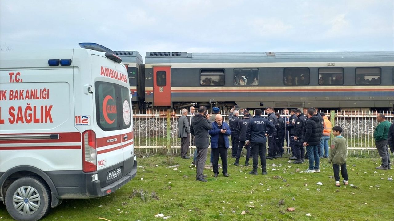 Manisa'da Yolcu Treni Çarpan Kişi Ağır Yaralandı
