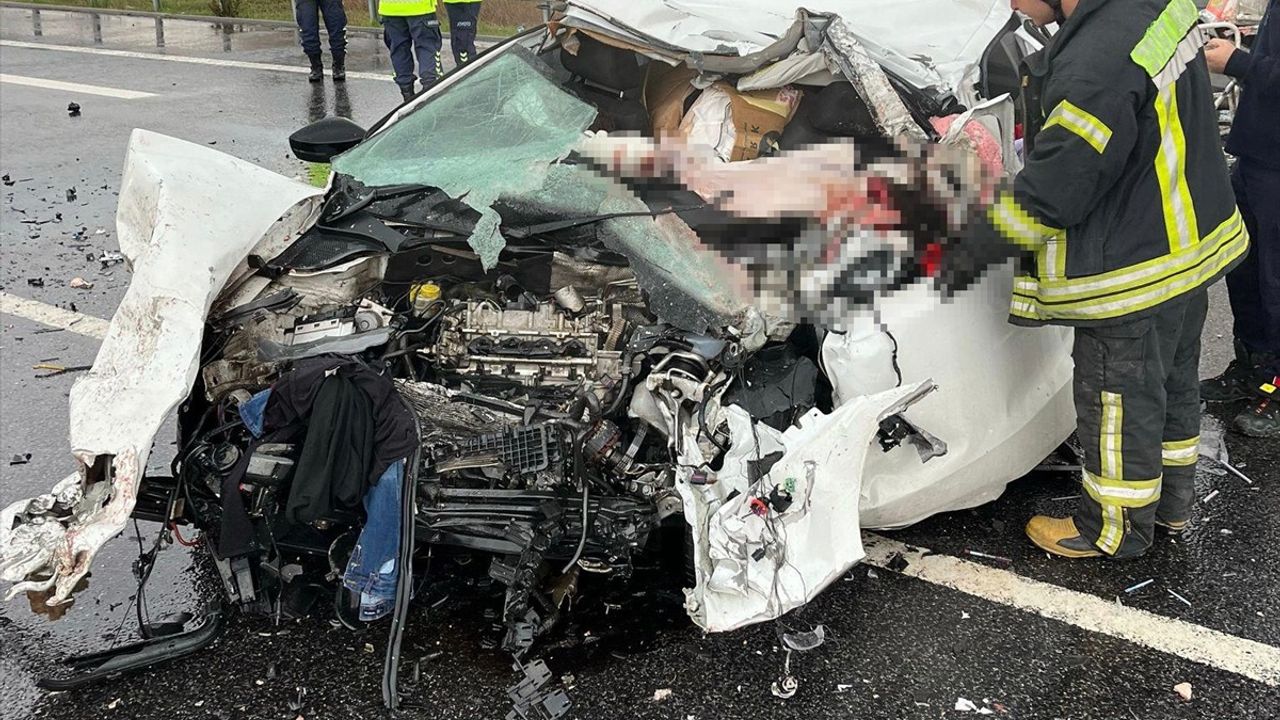 Manisa'nın Kırkağaç İlçesinde Trafik Kazası: 2 Kişi Hayatını Kaybetti