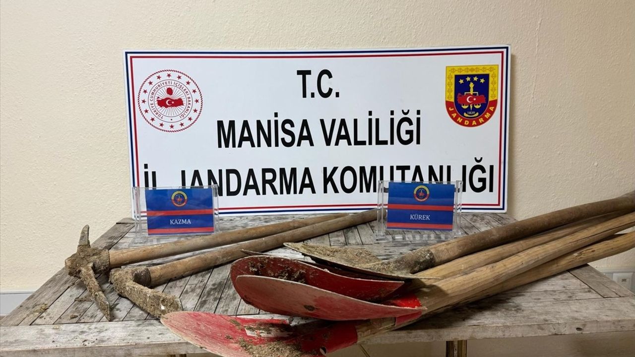Manisa'nın Salihli İlçesinde Kaçak Kazı Yapan 9 Kişi Suçüstü Yakalandı