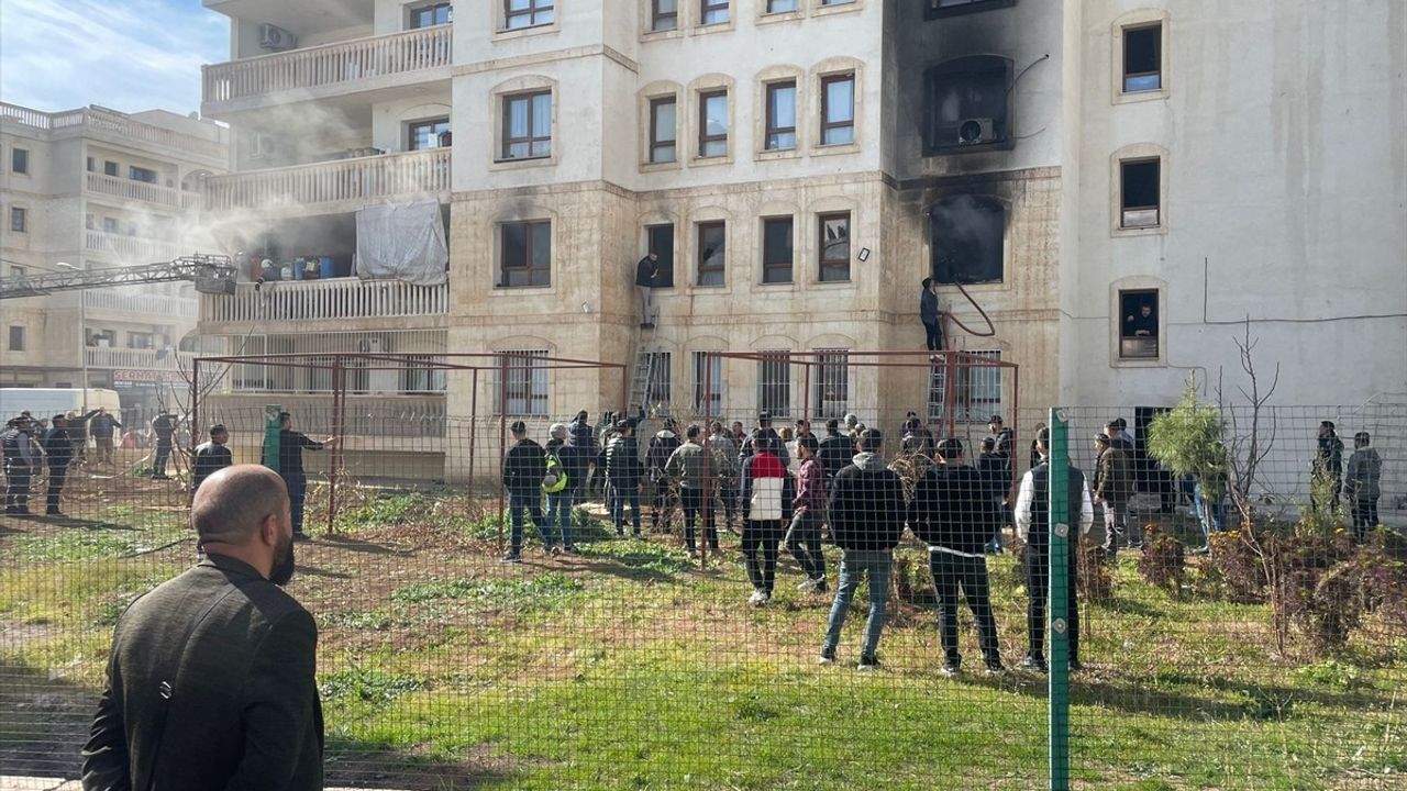 Mardin Nusaybin'de Ev Yangını: 8 Kişi Dumandan Etkilendi