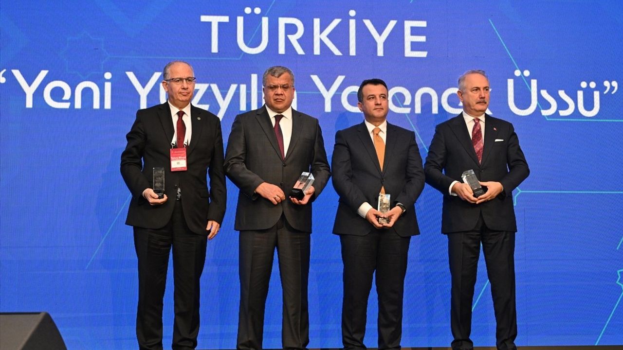 Marmara Kariyer Fuarı, 'En Etkin Bölgesel Kariyer Fuarı' Ödülünü Aldı