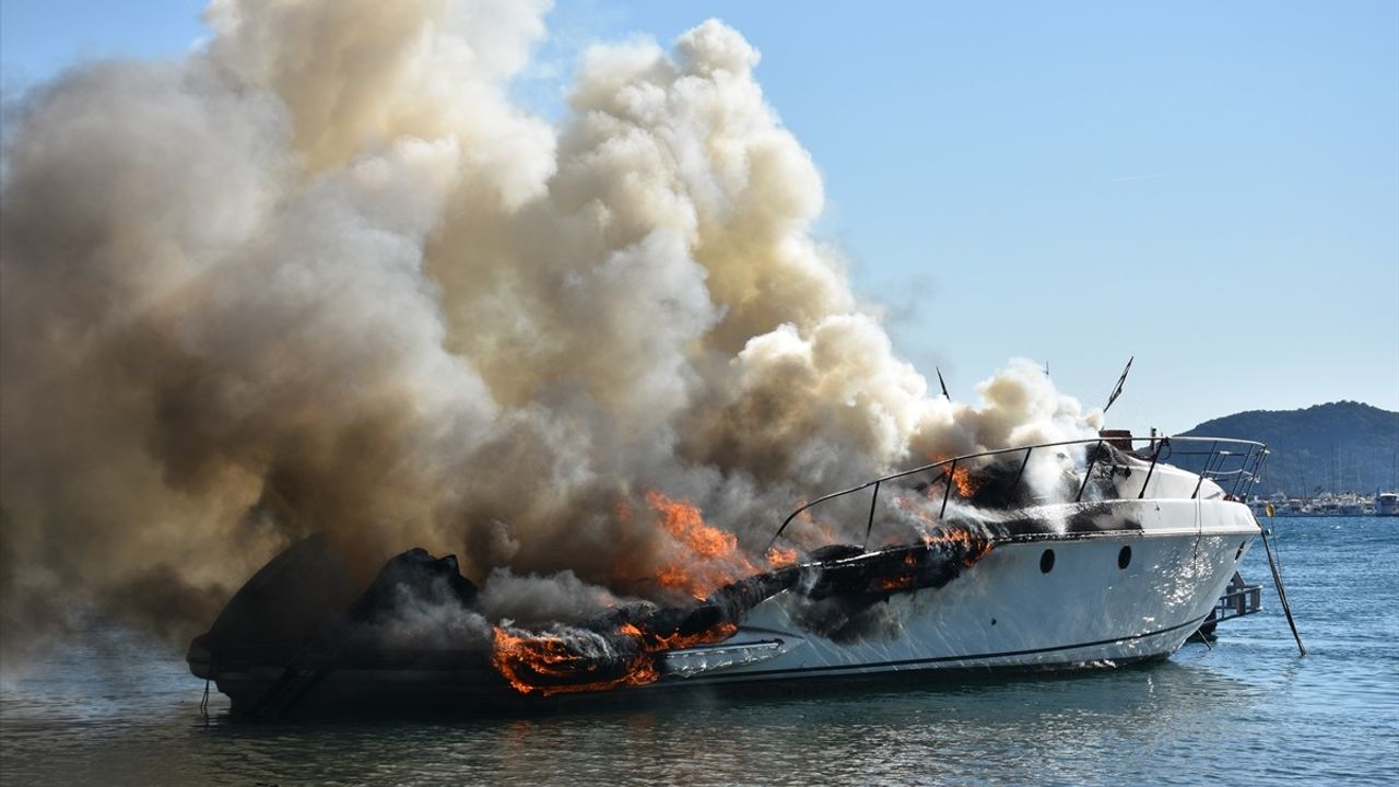Marmaris'te 15 Metrelik Motoryatta Yangın Çıktı