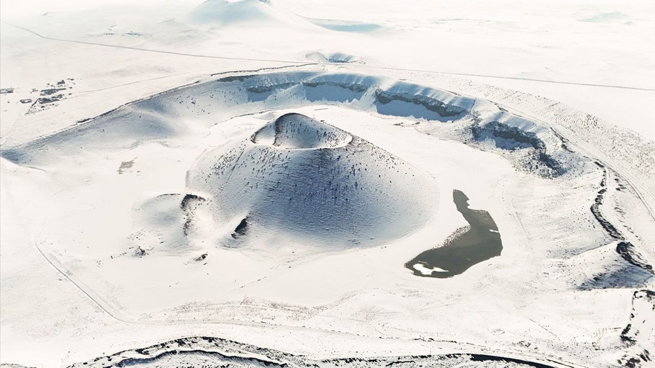 Meke Gölü, Kar Yağışının Ardından Beyaza Büründü