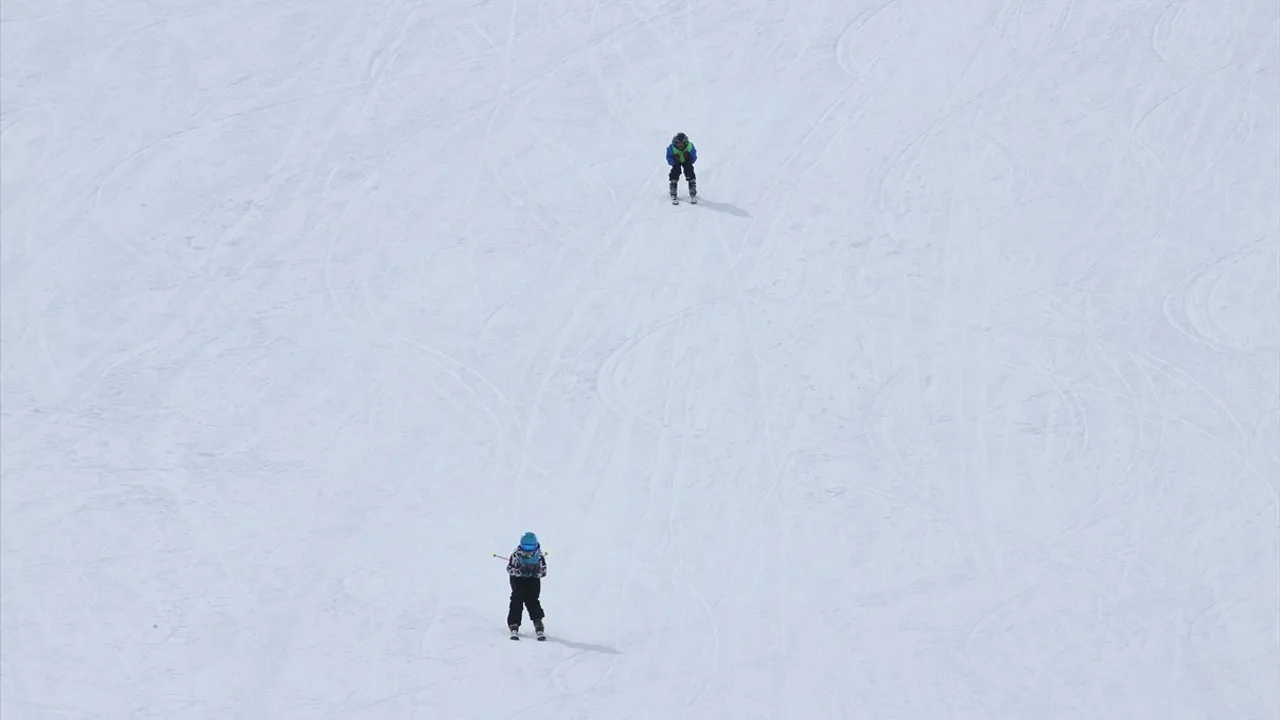 Mergabütan Kayak Merkezi'nde Pistler Kayakseverlere Açıldı