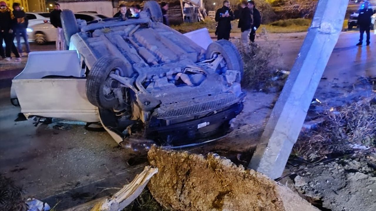 Mersin'de Aydınlatma Direğine Çarpan Otomobilin Sürücüsü Yaralandı